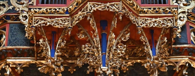 Die Schwalbennestorgel hängt hoch an der Wand des Straßburger Münsters.