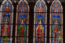 Gekrönte Figuren in vier Fensterbahnen erinnern an die mittelalterliche Herrscherikonografie. (Bild: Stefan Siedler)