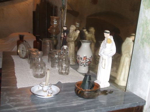 Religioese Figuren in der Höhlenwohnung 