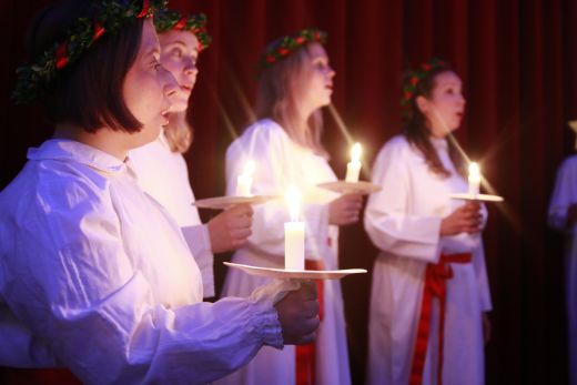 Chor Lucia von der schwedischen Kirche in Wien beim schwedischen Weihnachtsbasar in den Sofiensälen