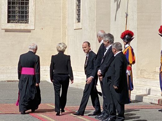 Am Freitag, 10. Juni 2022, traf die Präsidentin der Europäischen Kommission, Ursula von der Leyen, Papst Franziskus im Vatikan. Das Treffen begann um 10:30 Uhr italienischer Zeit.