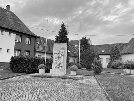 Platz de la Mairie-Sesselheim-Elsass-Frankreich 2025